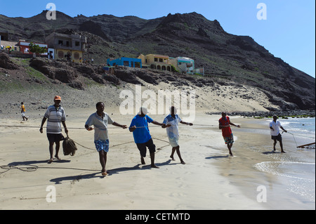 Fishermen, beach of Sao Pedro, Sao Vicente, Cape Verde Islands, Africa Fischer am Strand von Sao Pedro, Sao Vicente Stock Photo