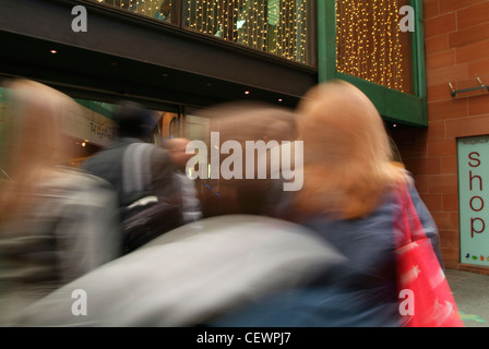 Shoppers in Glasgow. The city centre has three pedestrianised main thoroughfares: Sauchiehall Street, Argyle Street, running par Stock Photo