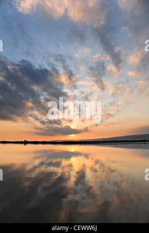 Sunset over the River Severn at Westbury-on-Severn. Westbury offers several vantage points for watching the 'Severn Bore' whereb Stock Photo