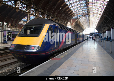 A train pulls in to the platform at Paddington. Stock Photo