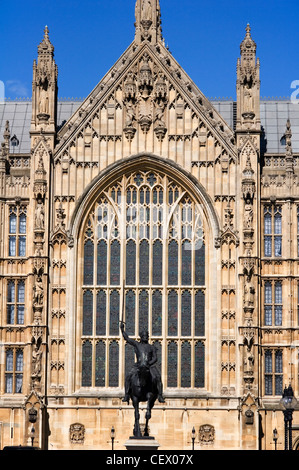 Richard the Lionheart statue in front of Westminster Palace.