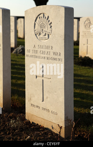 The headstone of an unknown Australian soldier at Cabaret-Rouge British Cemetery at Souchez, France. Stock Photo