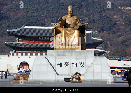 Golden statue of King Sejong Dae Wang the Great in Jongno-Gu in Seoul, South Korea Stock Photo