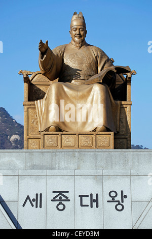 Golden statue of King Sejong Dae Wang the Great in Jongno-Gu in Seoul, South Korea Stock Photo