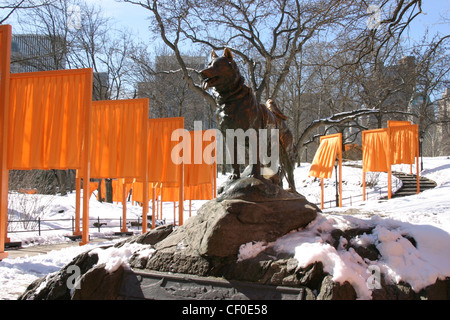 Saffron coloured gates .  Christo and Jeanne-Claude gate exhibition Central Park, New York Stock Photo