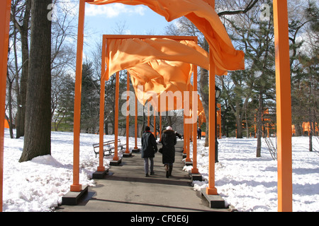 Saffron coloured gates .  Christo and Jeanne-Claude gate exhibition Central Park, New York Stock Photo