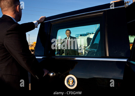 President Barack Obama walks to the motorcade after delivering remarks at the Intel Ocotillo Campus in January 25, 2012 in Chandler, AZ. Stock Photo