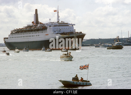 Queen Elizabeth 2 QE2 returning to Southampton water from the Falklands War as a Troop Carriers.  June 11 1982  1980S HOMER SYKES Stock Photo