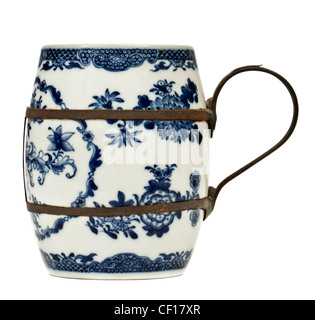 Rare antique 18th century Chinese barrel-shaped, underglazed blue ceramic mug Stock Photo