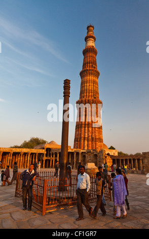 The ion pillar of Delhi (Ashokan pillar) and the Qutb Minar tower in Delhi, India Stock Photo