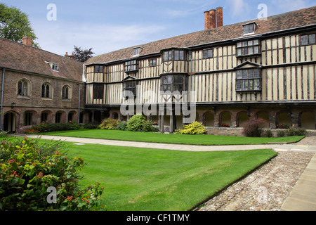 Cloister Court, Queens' College Cambridge, formed when the Cloister walks were built in the 1490's to connect the Old Court to t Stock Photo