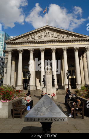 People sitting on benches outside the Royal Exchange building, extensively remodelled in 2001 to become home to some of the worl Stock Photo