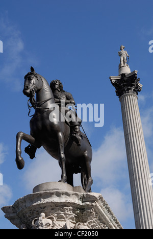 Looking up at a bronze statue of King Charles I and Nelson's Column in Trafalgar Square. The statue of King Charles I (1625-1649 Stock Photo