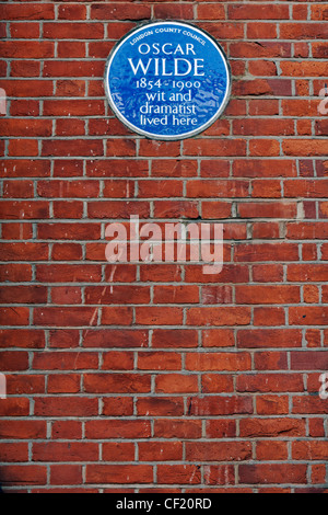 A London County Council blue plaque on the wall of a building celebrating Oscar Wilde 1854 - 1900, wit and dramatist, once lived Stock Photo