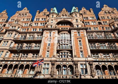 The the-au-lait (tea with milk) facade of the four star Hotel Russell on Russell Square. The hotel was built in 1898 by Charles Stock Photo