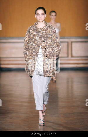 Thakoon New York Ready to Wear Autumn Winter Model Kim Noorda brunette hair off face wearing grey and brown woven collarless Stock Photo