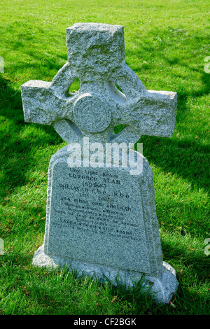 The grave of comedian and entertainer Spike Milligan who died in 2002, in  St Thomas's churchyard at Winchelsea. Stock Photo