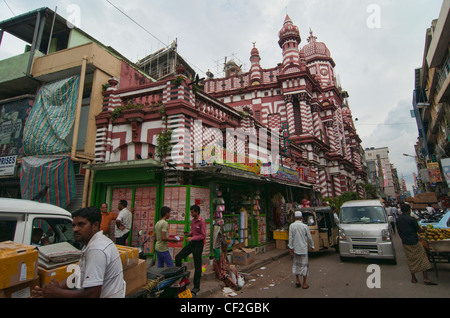 the Djemma Null Arafat mosque in the busy streets of Pettah Bazaar in Colombo, Sri Lanka Stock Photo