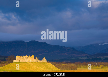 Dramatic light bathes the Ruthven Barracks in the Cairngorms National Park, with the Monadhliath Mountains overlooking the ruins Stock Photo