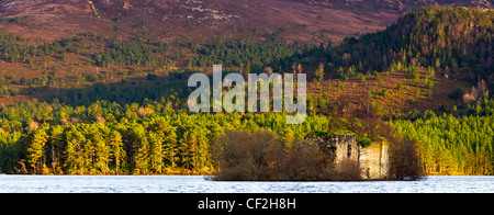 Castle located on Loch an Eilein, surrounded by the Caledonian Forest of the Rothiemurchus Estate. Stock Photo