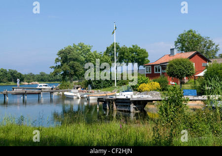Picturesque view of house and jetty in small bay on the Idyllic island of Rödlöga in the Stockholm archipelago, Sweden Stock Photo