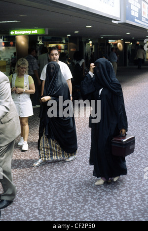 Heavily veiled Muslim woman in Heathrow airport with family and husband ...