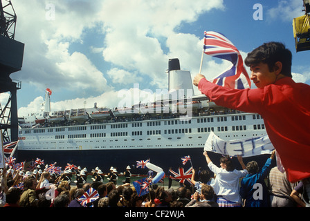 Queen Elizabeth 2 QE2 returns from the Falklands  Southampton Dock Hampshire Uk June 11 1982. 1980s UK HOMER SYKES Stock Photo