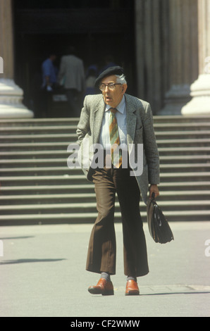 Bad fashion sense 1980s UK. Older man wearing very short trousers that fit him very badly and a traditional French mans beret outside the British Museum 1980s 1985 UK HOMER SYKES Stock Photo