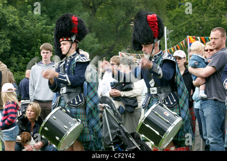 Drummers performing in a pipe band at the Lonach Gathering and Highland Games, (billed as ‚Äö√Ñ√≤Scotland's friendliest Highland Stock Photo