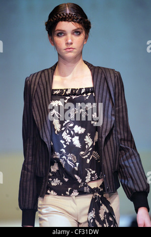 Sue Stemp New York Ready to Wear Spring Summer Brunette female model wearing a navy and cream floral print top side tie Stock Photo