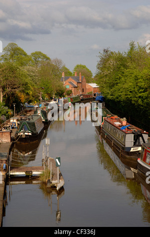 Residential narrowboats moored on the Saltisford arm of the Grand Union Canal in Warwick. Stock Photo