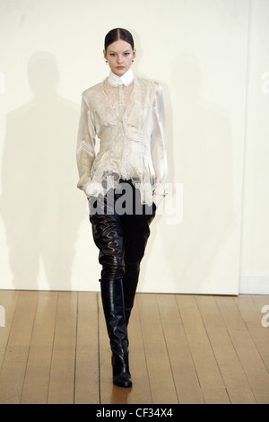 Philosophy di Alberta Ferretti New York Ready to Wear Autumn Winter White lace and silk shirt white collar, black leather Stock Photo