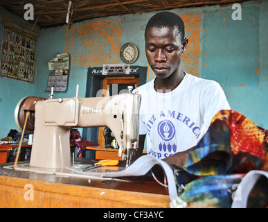 Tailor at work on a sewing machine in Makeni, Sierra Leone Stock Photo