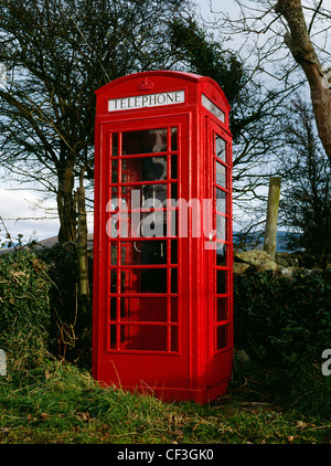 A traditional red telephone box - a K6 kiosk designed by Sir Giles Gilbert Scott to commemorate the Silver Jubilee of King Georg Stock Photo