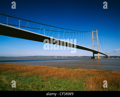 The Humber Bridge from the shore at Barton-upon-Humber crossing the Humber estuary to Hessle in East Yorkshire. When opened in 1 Stock Photo