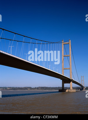 The Humber Bridge from the shore at Barton-upon-Humber crossing the Humber estuary to Hessle in East Yorkshire. When opened in 1 Stock Photo