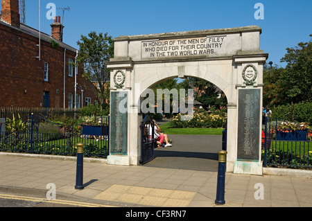 The War Memorial Arch and Garden in Filey. The arch is inscribed with the words "IN HONOUR OF THE MEN OF FILEY WHO DIED FOR THEI Stock Photo