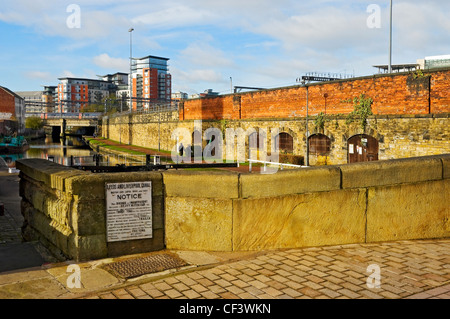 A weight restriction notice by Office Lock Bridge on the Leeds and Liverpool Canal. Stock Photo