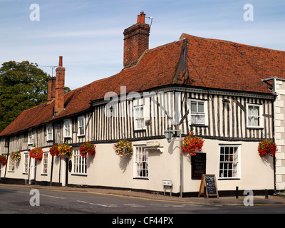 Marlborough Head public house. Dedham Vale, with the River Stour, straddles the borders of Essex and Suffolk and is otherwise kn Stock Photo