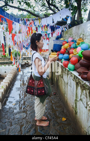 praying for luck at the Natha Devale shrine in Kandy, Sri Lanka Stock Photo