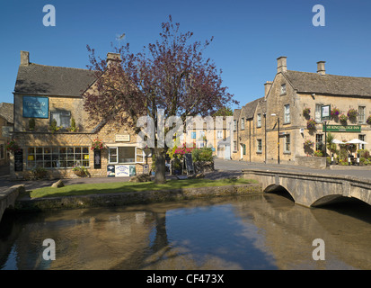 Looking across the River Windrush to  Kingsbridge Inn at Bourton on the Water. Stock Photo
