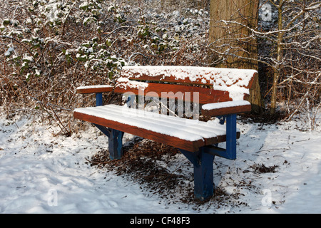 Snow covered bench seat in Milton park Stock Photo
