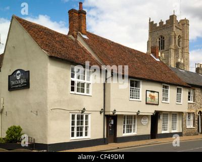 The Olde Bull Hotel in a 16th century Grade l listed old coaching inn overlooked by the church of St Peter in the centre of the Stock Photo