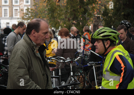 Simon Hughes MP talking to a cyclist at Tour du Danger Stock Photo