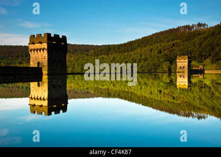 Reflection of Derwent Dam in the calm waters of the Derwent reservoir on a spring morning. The Derwent reservoir was used by the Stock Photo