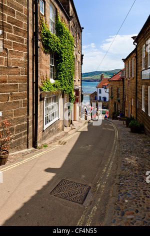 One of the many steep and narrow streets leading down to the beach at Robin Hood's Bay, the busiest smuggling community on the Y Stock Photo