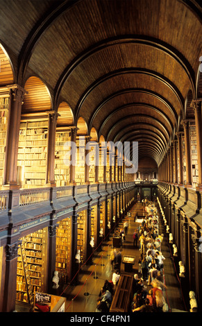 The Long Room in Trinity College Library, Dublin. The library is the largest in Ireland and is the only Irish library to hold le Stock Photo