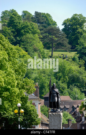 Statue of King Alfred the Great in the centre of Winchester with St Giles Hill in the background. The bronze statue by Hamo Thor Stock Photo