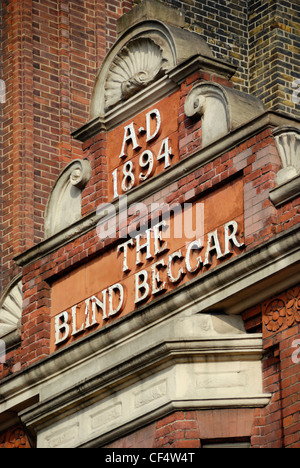 The original stone sign from 1894 on the exterior of the Blind Beggar pub in Whitechapel Road. On 9 March 1966, Ronnie Kray shot Stock Photo