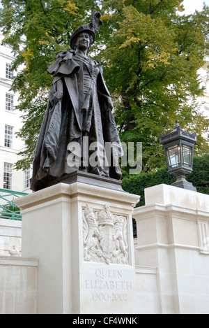 Statue of Queen Elizabeth the Queen Mother in the Mall. The new statue was unveiled by Her Majesty the Queen on 24 February 2009 Stock Photo